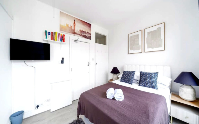 West Kensington Modern Couple Retreat
