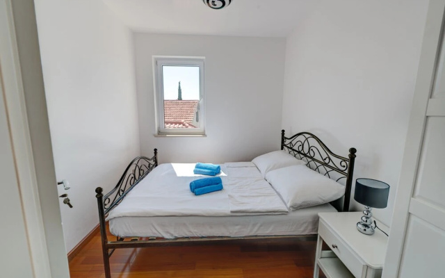Apartments Zrinka