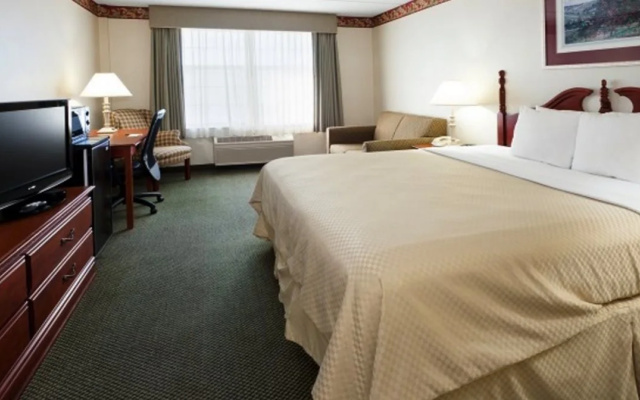 Country Inn & Suites Newark
