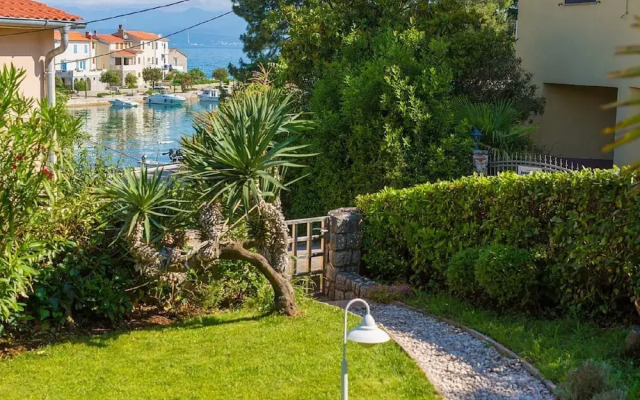 Nice Apartment With Private Terrace Near the Sea