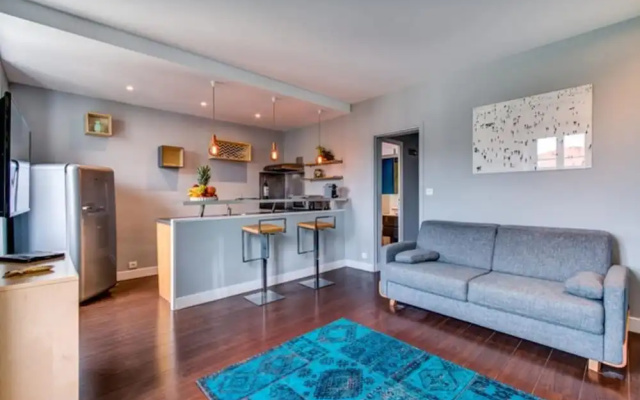 Cozy Apt Near Côte des Basques w/ Parking!