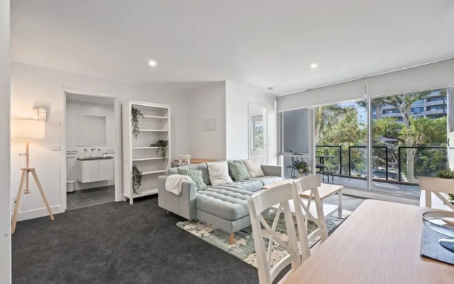 Stylish 1-bed Apartment With Balcony & Pool Access