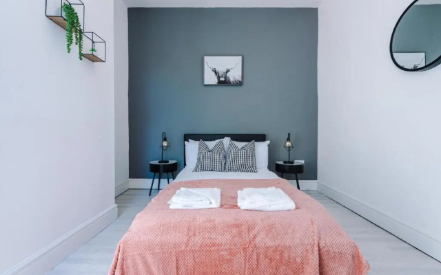 Rest & Recharge by MediaCityUK (4 bedrooms, 9 beds, 2 bathrooms, Free Parking)