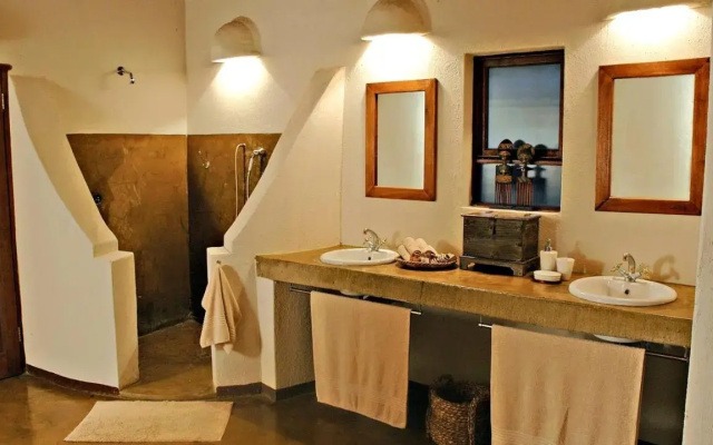 Nyati Safari Lodge