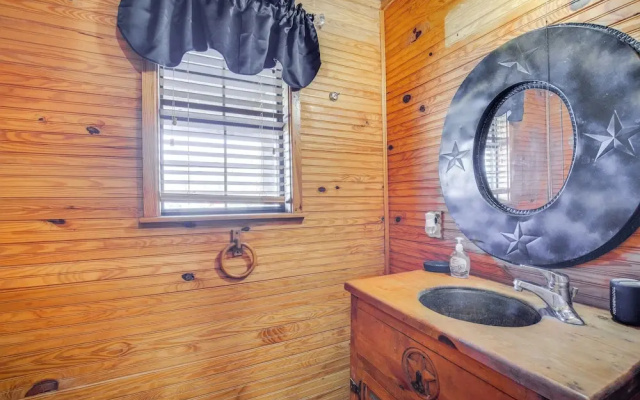Private Lake On-site: Secluded Retreat in Grant!