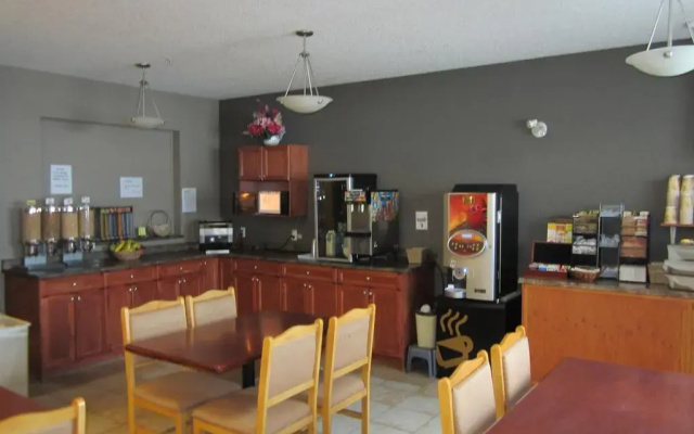 Lakeview Inns & Suites - Fort Nelson