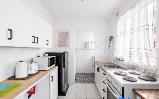 Cozy Private Rooms – Steps to Shops & Bus