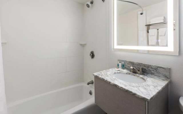 Howard Johnson by Wyndham Malden Boston Area