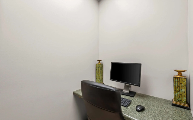 Days Inn & Suites by Wyndham Cedar Rapids