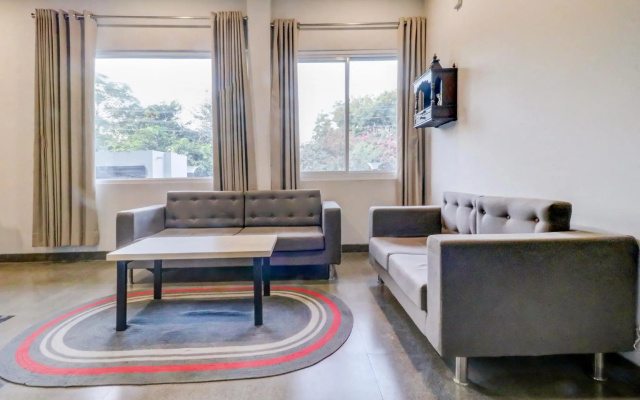 OYO Townhouse 461 Grey House