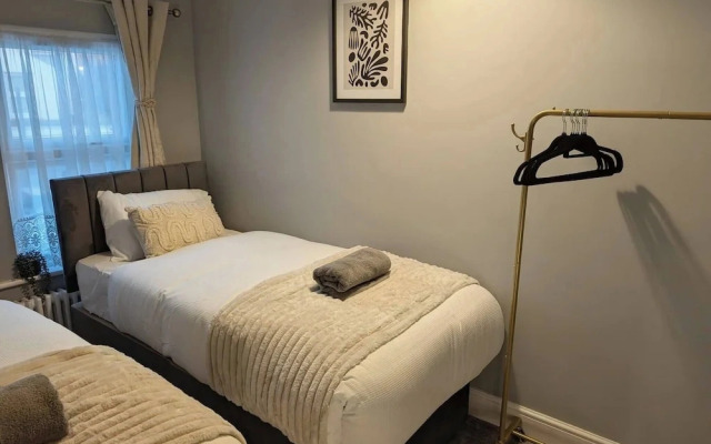 Luxury 3BR Home 20 Mins to London Garden Wi-fi