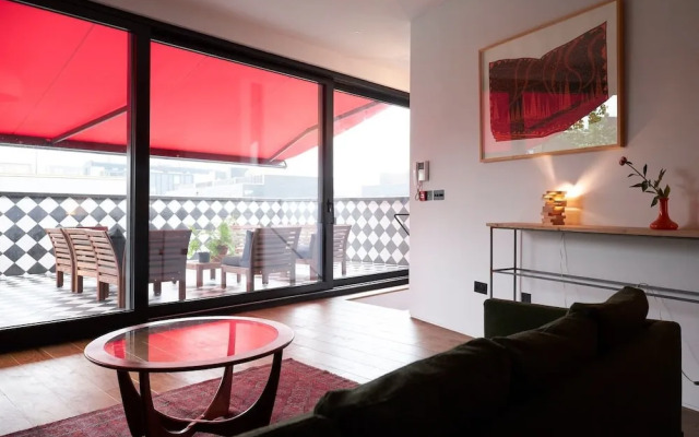 3-bed Flat w/ 2 Terraces in Hackney, East London!