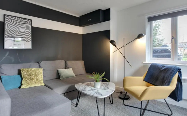 George Suite - Two Bed Apartment with Parking