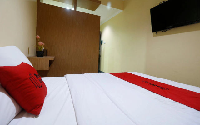 RedDoorz near ITC Cempaka Mas