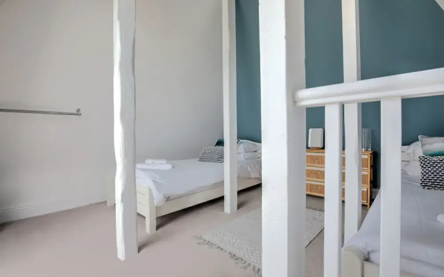 The Tower, 5 Corisande Manor