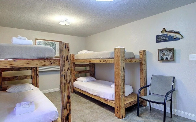 Fantasy Oaks Lodge 4 Bedroom Home by RedAwning