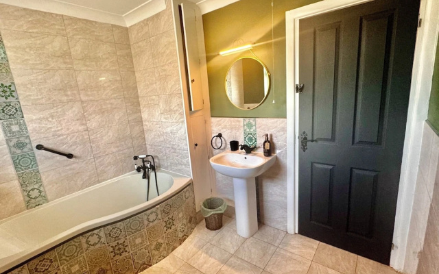 Peveril House, Spacious Eco-friendly Holiday Home