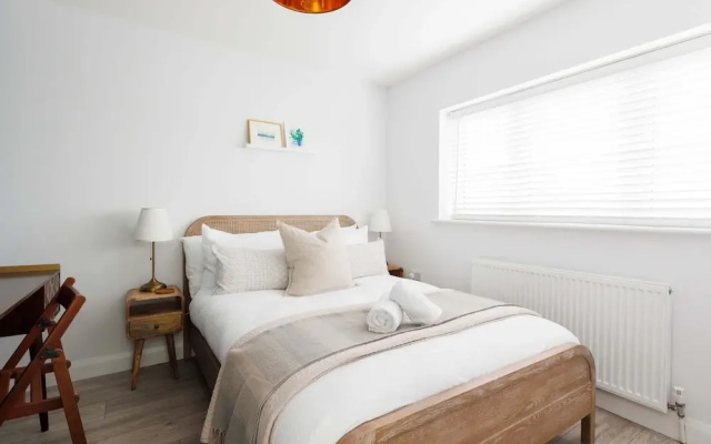 Chic 4-bed Coastal Retreat in Heart of Bosham
