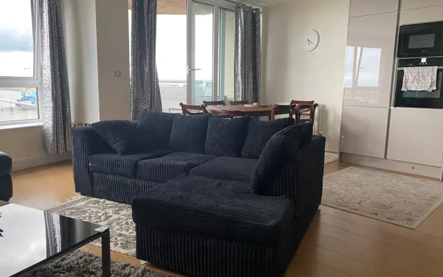 2 Bed Flat - Sleeps 4 - Parking - Wifi