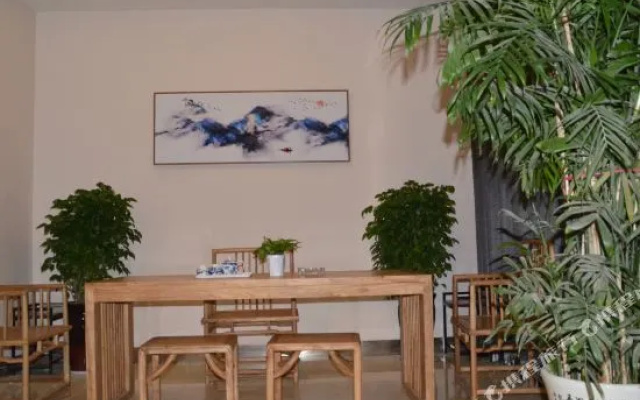 Home Inn Huayi Hotel (Changge Zhongxu Avenue East turntable)