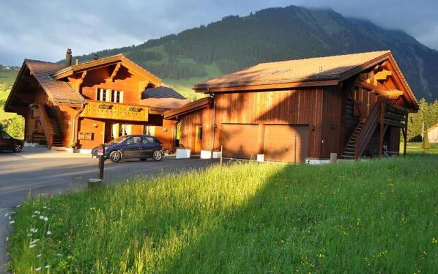 Отель Weidhaus - Two Bedroom Швейцария, Гштад - отзывы, цены и фото номеров - забронировать отель Weidhaus - Two Bedroom онлайн вид на фасад