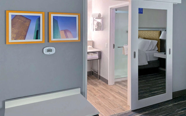 Hampton Inn & Suites Houston East Beltway 8
