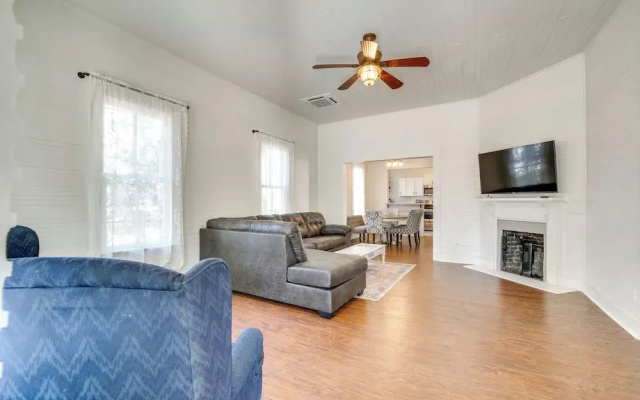 Charming 100-year-old Home < 1 Mi to Downtown