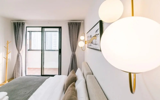 Henry's Apartment- Xujiahui Road