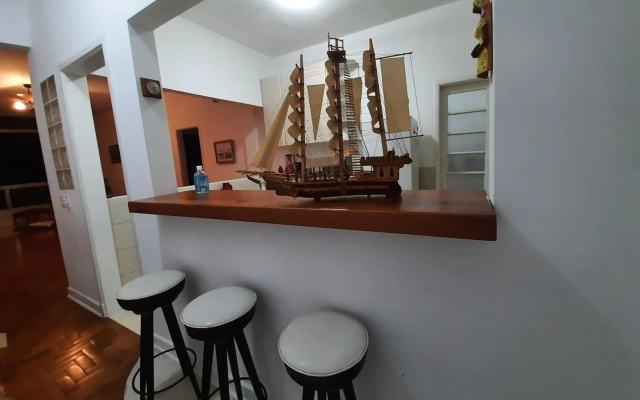 Apartamento amplo e charmoso, frente ao mar.