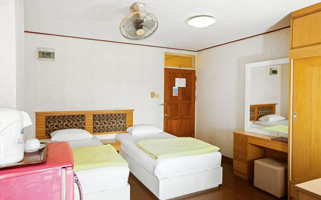 Aiya Residence & Sport Club BTS Budget Hotel