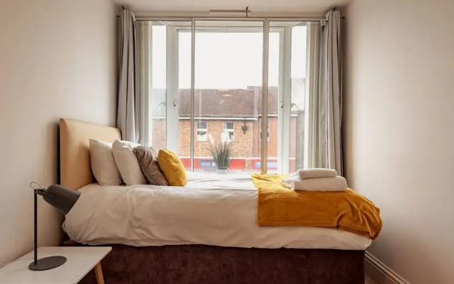 2BR Town Centre With Fast Wi-fi Sleeps 7