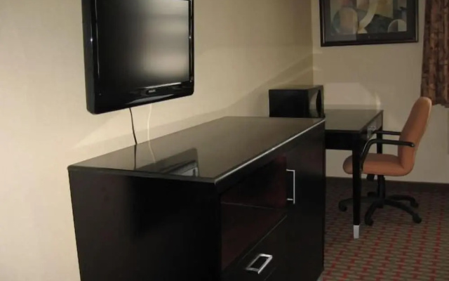 Townhouse Inn & Suites