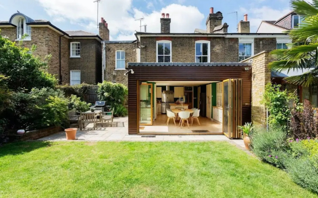 Charming 4 Bed House in London