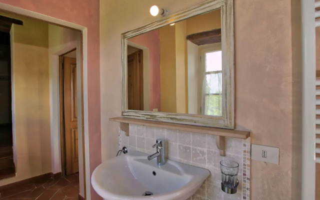 Majestic Farmhouse in Lucignano With Swimming Pool