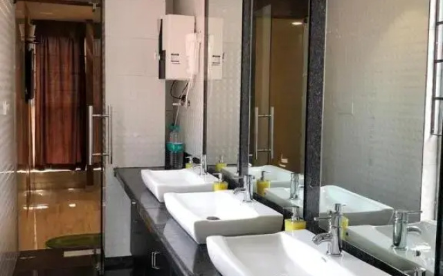 Hotel Orchid Inn (male only)