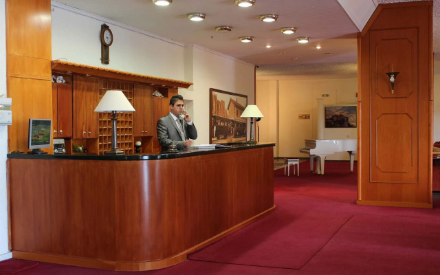 Famissi Eden Hotel