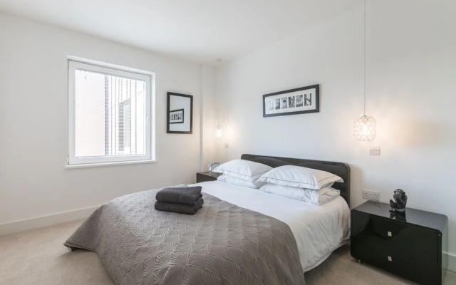Luxury 2-bed Flat, Parking Near Tube and Emirates