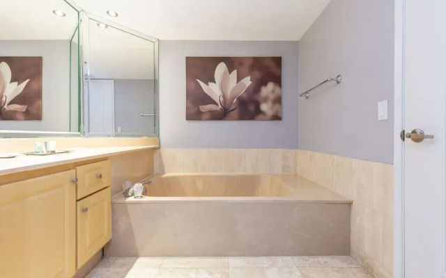Sea-view Romantic Suite Minutes from the Beach