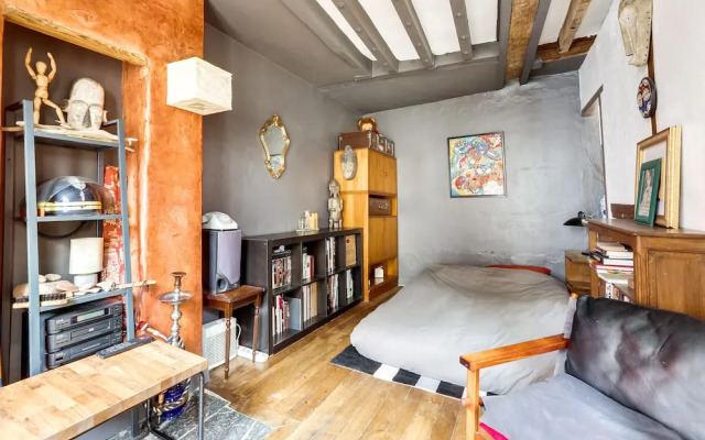 Grand prieuré apartment by Weekome