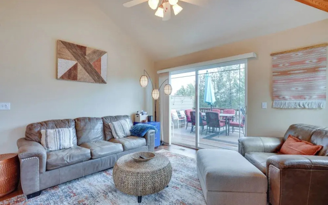 Pet-friendly Townhome w/ Hot Tub in Redmond!