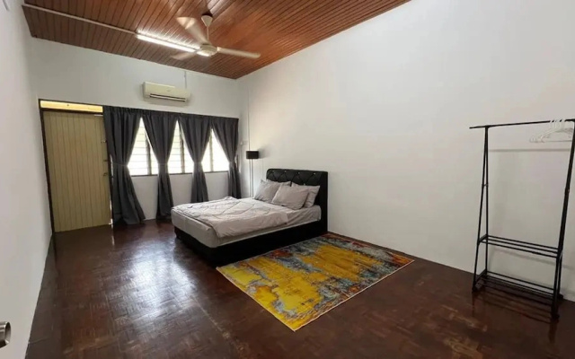 Bayan Lepas Getaway - Nature Views & BBQ Haven