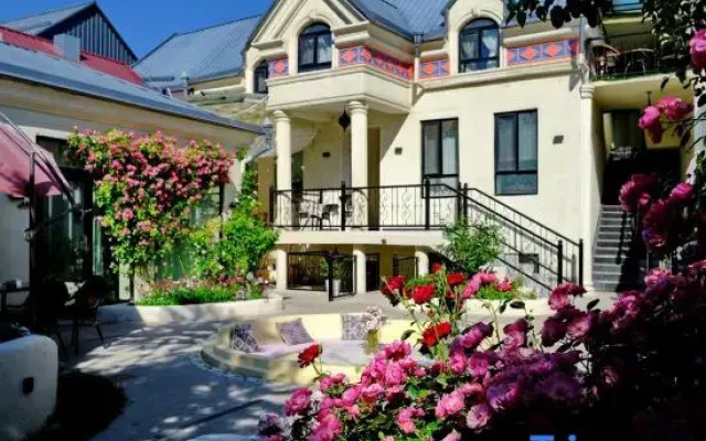 Yining Huatian Bieyuan Homestay (Liuxing Street Scenic Area)