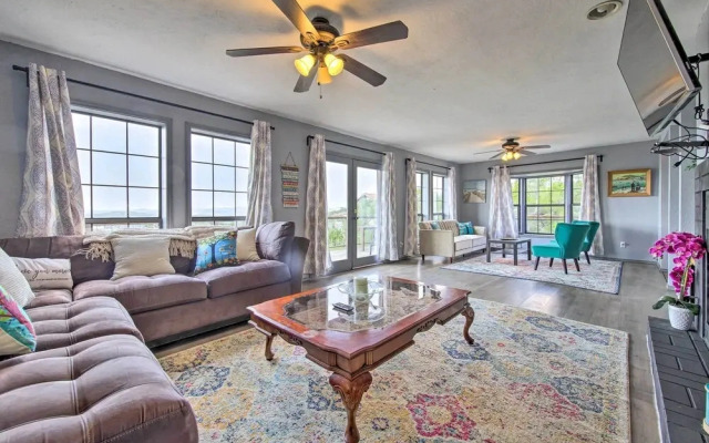 Scenic Hilltop Hideaway, Mins to River & Lake