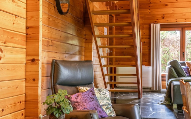 Huswell - Tranquil Retreat Cozy Chalet in the Heart of Urse