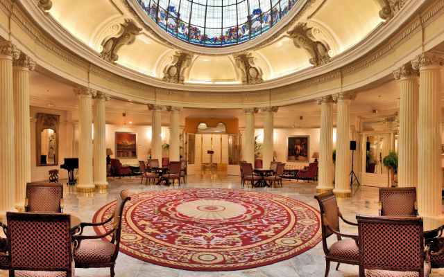 Carlton Hotel