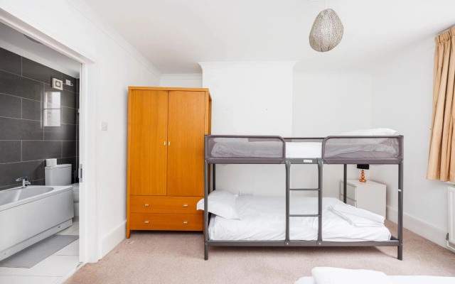Luxury Canary Wharf Apartment with Parking