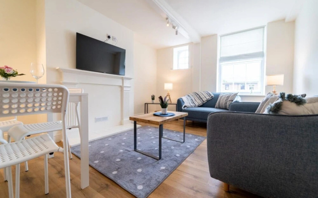 Stylish Spacious 1 bed Apartment - Downtown