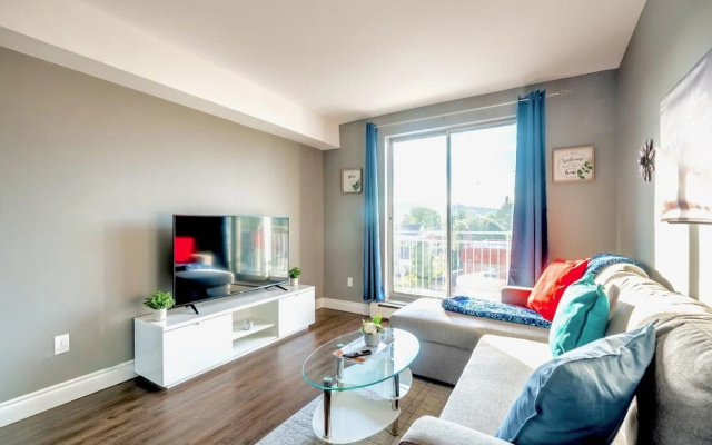 1BR Apt w Netflix Balcony - Near DT Hamilton