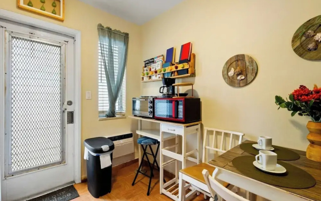 Pet Friendly Stylish Studio in Hollywood