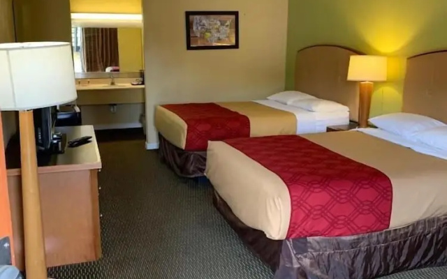 Inn by the Lake Gilbertsville Hotel